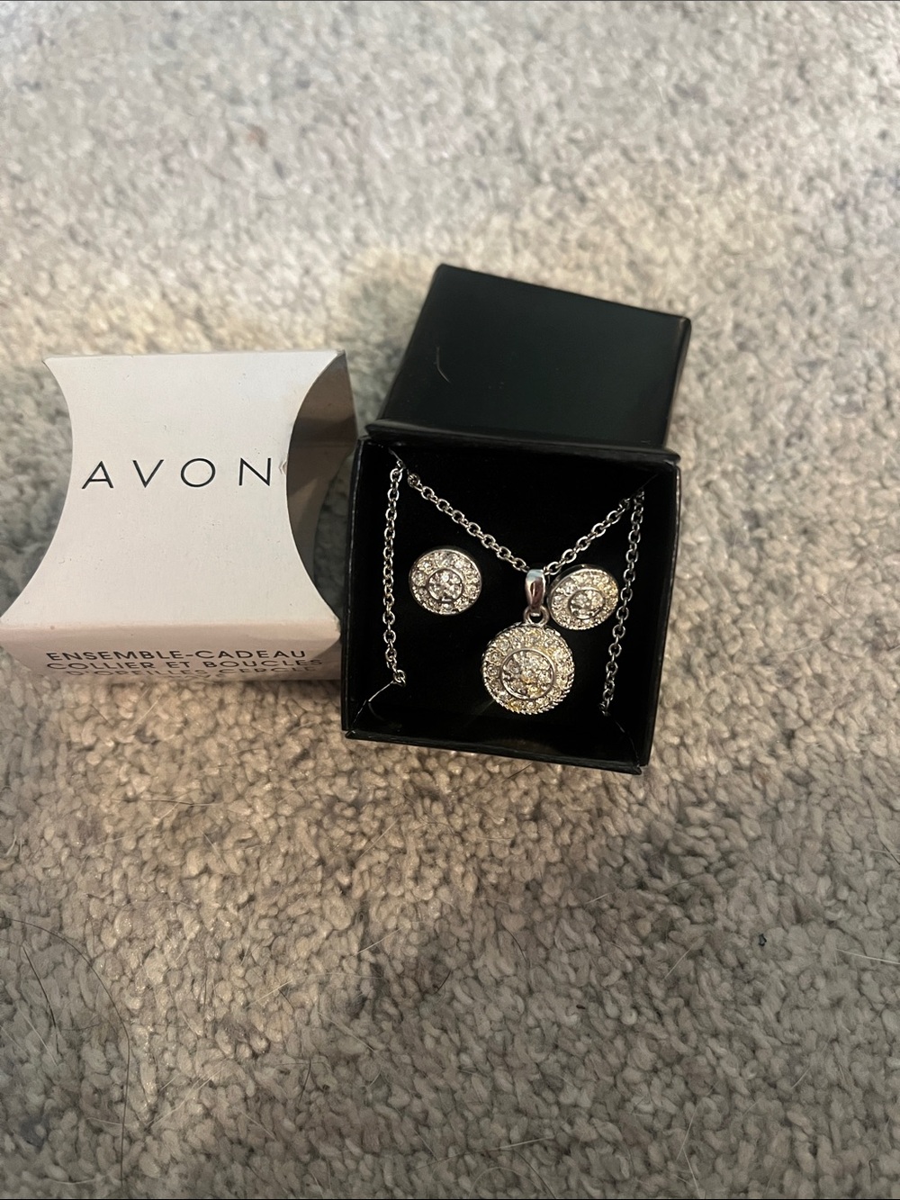 NIB Avon Silver-Tone Sparkling Crystal Pendant Necklace & Stud Earrings